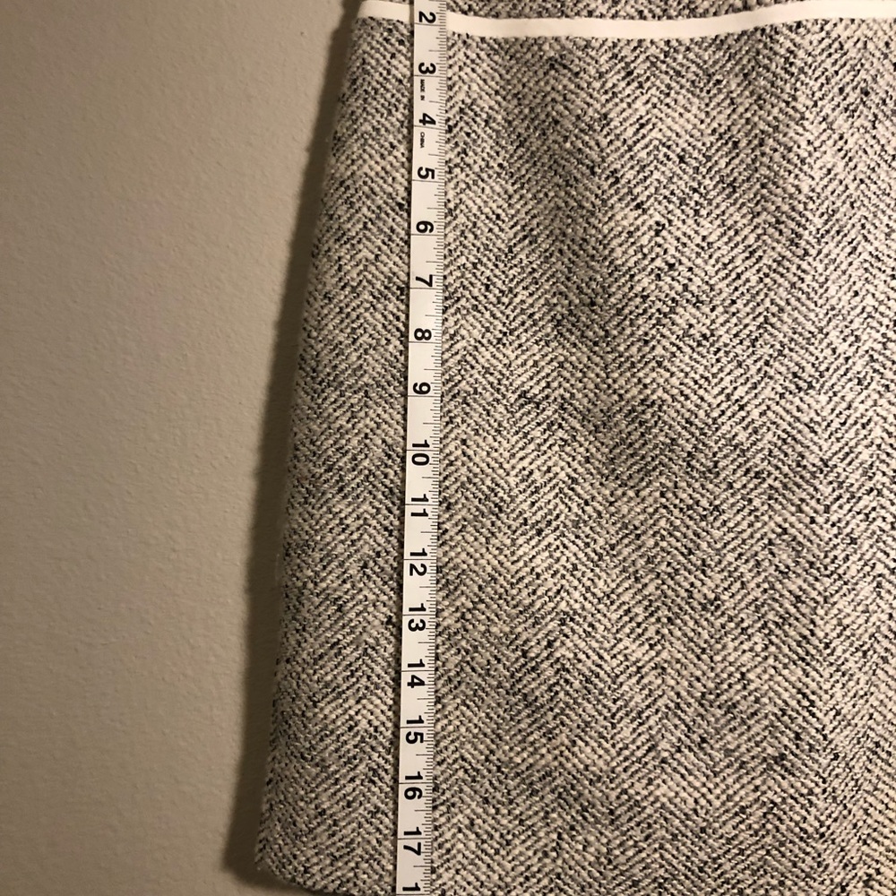 White House Black Market Grey & White Pencil Skirt - Size 8P - Picture 4 of 10